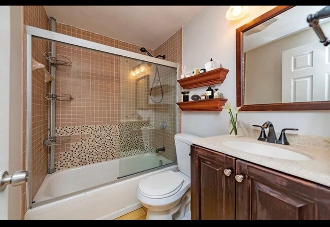 Photo - 390 Riverway