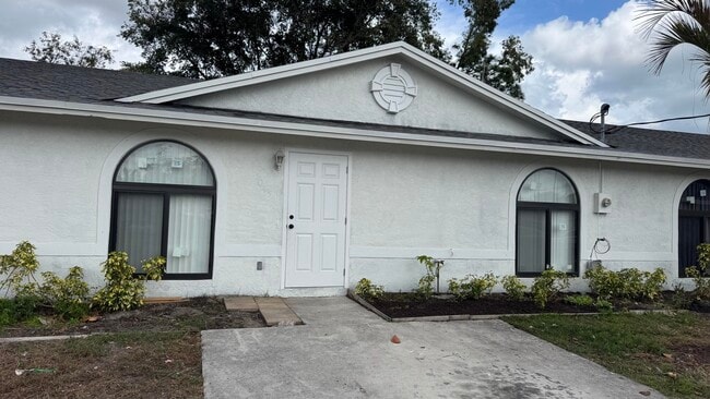 Building Photo - 5045 SE Primrose Way