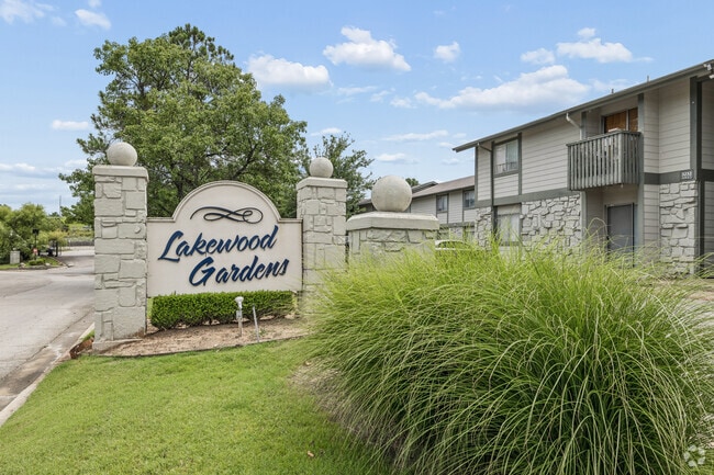 Building Photo - Lakewood Gardens