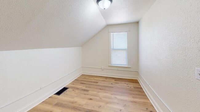 Photo - 106 4th St NE