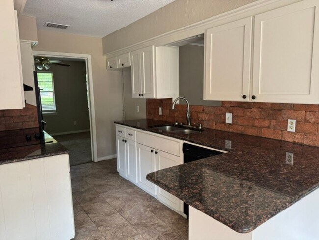 Photo - 3/2/2 Fenced Yard LISD Pet Friendly