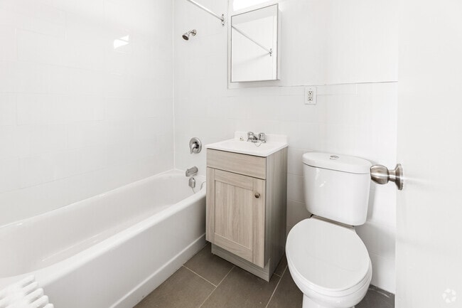 3BR, 1BA - 788SF - Bathroom