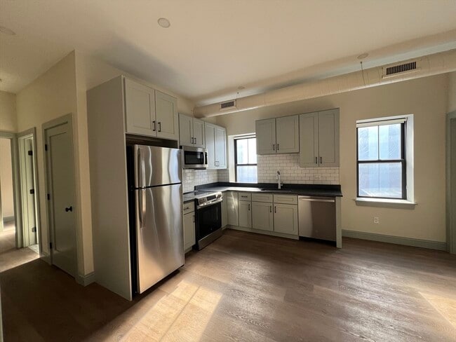 Building Photo - 160 Seabury St Unit 5