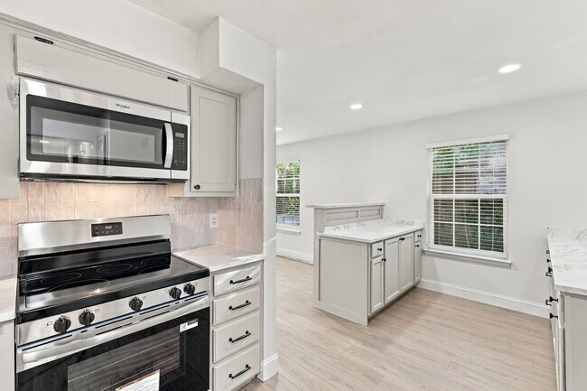 2BR/1.0BA Home - Arlington