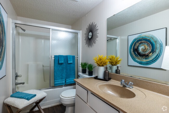 2BR, 1BA - 700SF - Bathroom - Fountain Lakes