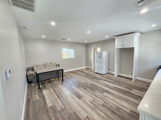 Photo - 9309 Dorrington Pl Unidad A