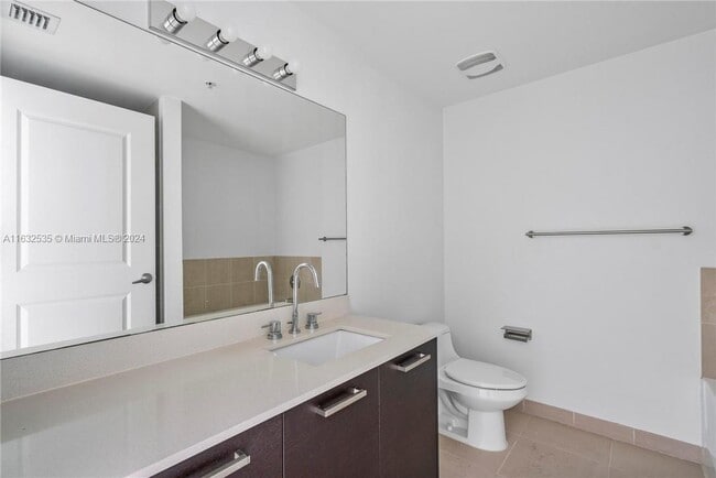 Baño - 333 NE 24th St Unidad 610