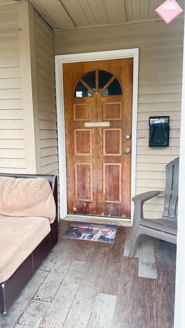 Photo - PRELEASE: 5 bdrm/2 bath in York neighborhood