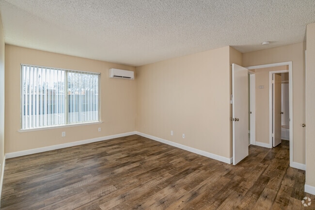 1BR, 1BA - 560SF w/ White Cabinets - Living Room