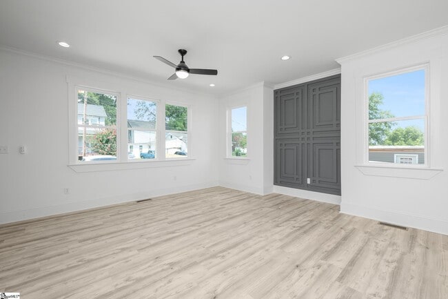 Photo - 305 Valley St