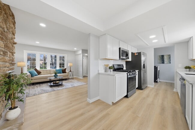 Photo - 593 Bristol Ln