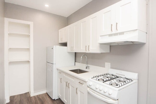 Building Photo - 5516 N Kenmore Ave Unit 304