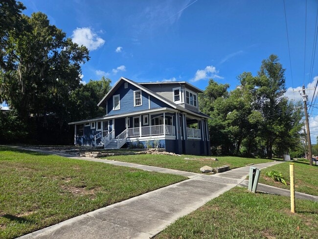 Building Photo - Move in Ready Historic Home in Downtown Cl...