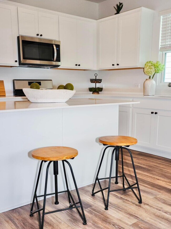 Photo - 3 bedrooms and 2 full bathroom- Located in...