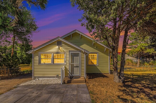 Building Photo - Charming 4Bed/2Bath with Two Huge Backyard Rental