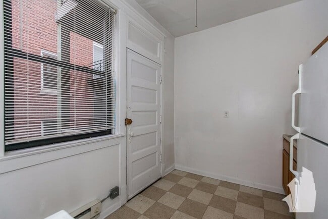 Photo - 725 W Barry Ave