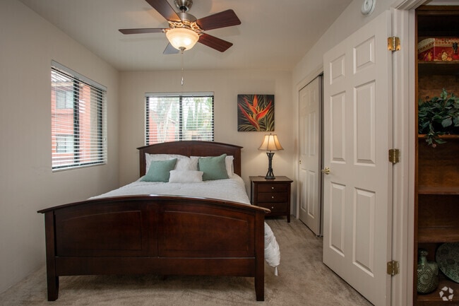 2BR, 2BA - 1,046 SF