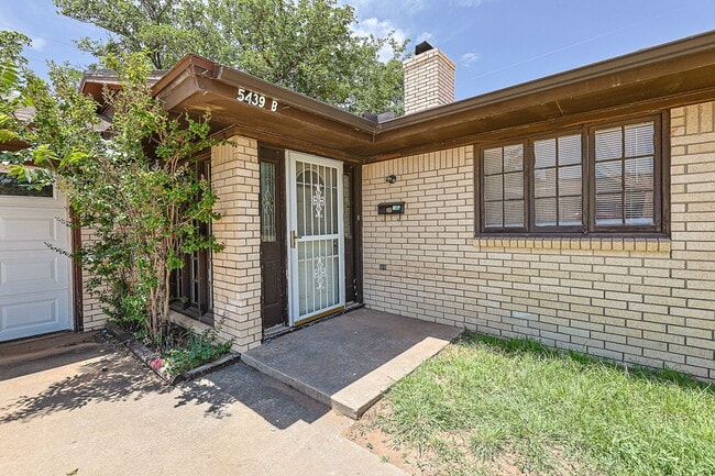 Photo - "Charming 2-Bedroom Duplex in Lubbock with 2 Full Baths and 1180 Sq Ft of Comfortable Living!" Unit B