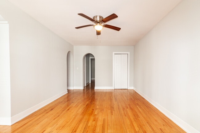 Photo - 435 W Roscoe St Unit 4