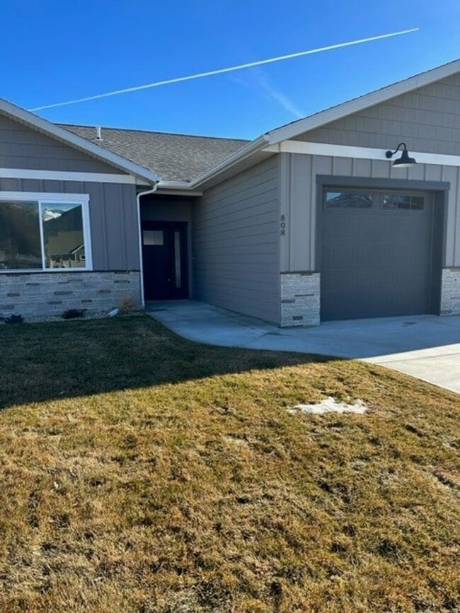 Newer Duplex in Quite Neighborhood - Newer Duplex in Quite Neighborhood House