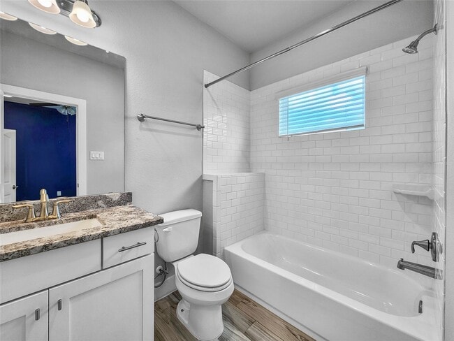 Photo - 910 W 35th St