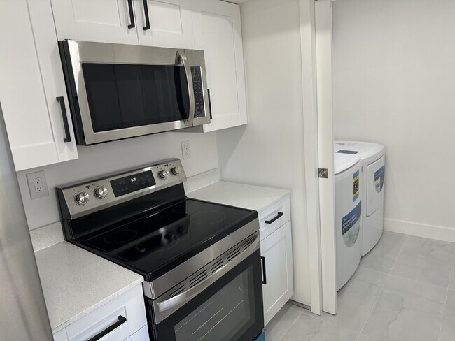 Photo - 2 bed 1 bath located in the desirable Edgewood neighborhood, just minutes from the marina, highwa... Unidad 1