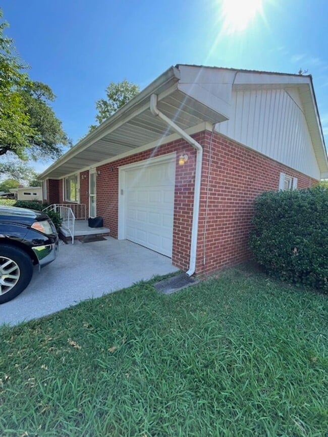 Photo - Maryville 37804 - 3 bedroom, 2 bath ranch home - Contact Debra Johnson (865) 591-8281