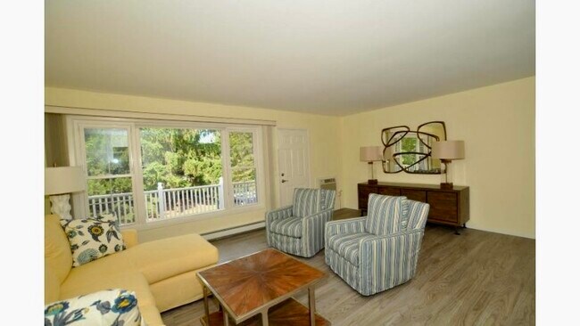 Living Room - 524 Laurel Lake Rd Unidad Laurel Lake Rental