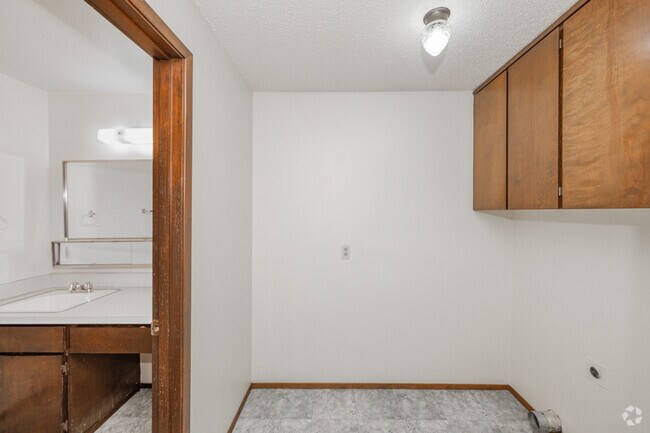 2BR, 1BA - 1,024 - Laundry