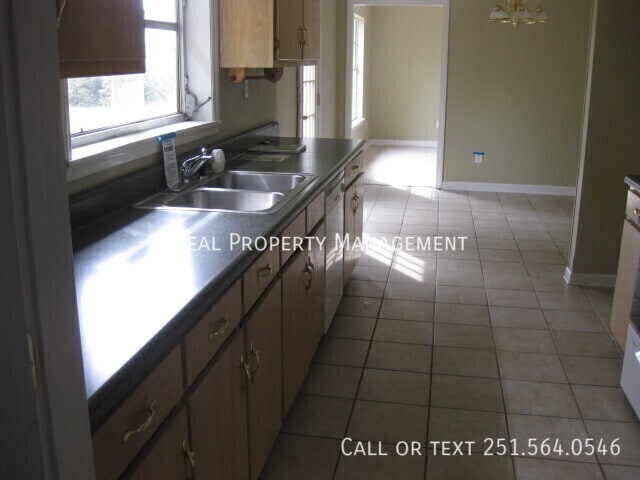 Photo - 100 Oak St