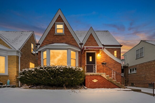 Building Photo - 6640 W Foster Ave