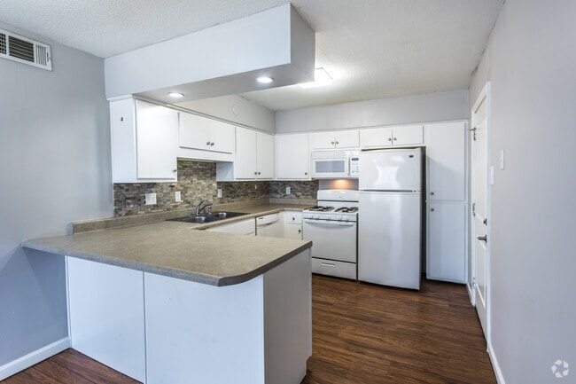 2BR, 1BA - 950SF - Kitchen