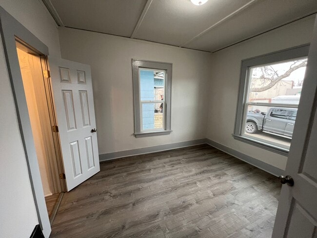 Photo - 114 7th St S