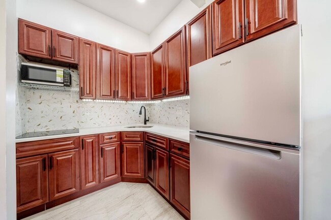 211 W 122nd St