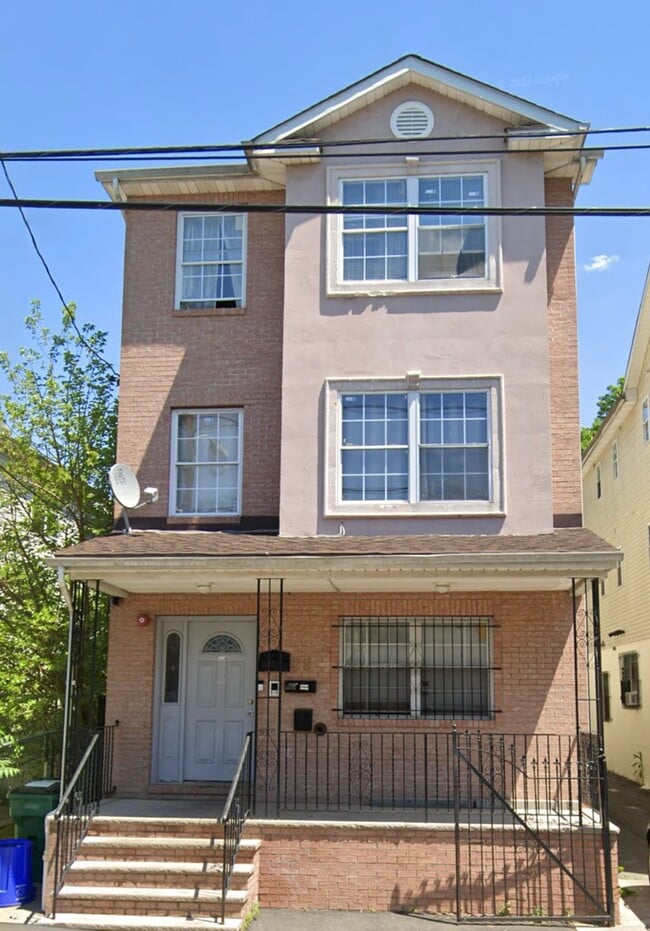 Building Photo - 28 Kent St Unit 2