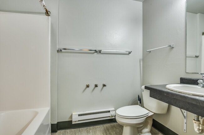 4BR, 2BA - 1,000SF - Bathroom