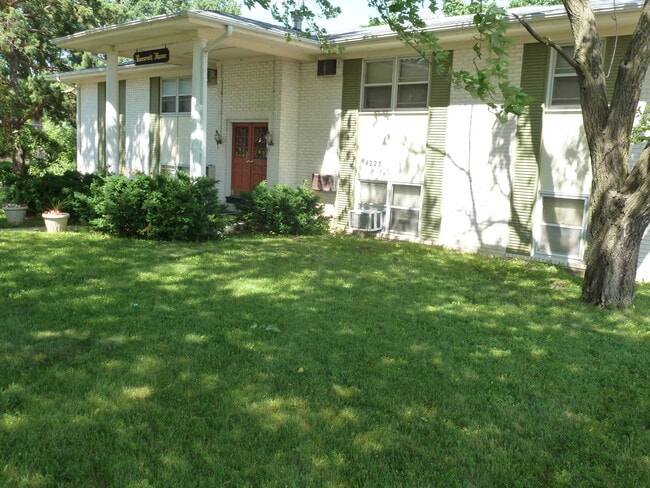 Exterior - Roosevelt Manor Apartments
