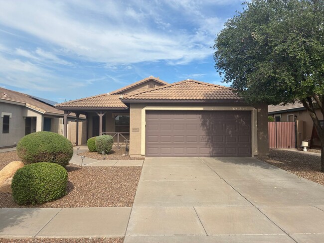 Building Photo - **BEAUTIFUL 3BEDROOM/2BATHROOM HOME LOCATE...