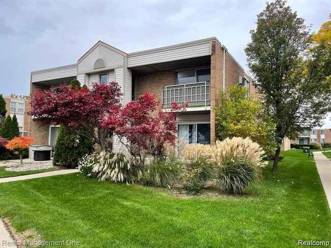 Building Photo - 1603 Cass Lake Rd Unit D