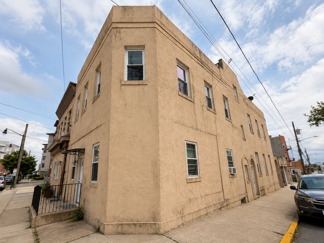 Building Photo - 246 Walker St Unit 3