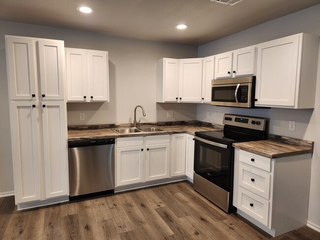 Kitchen - 204 N Wildhorse St House Unit 204