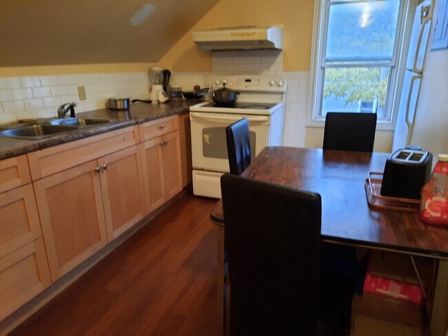 Photo - 225 University Ave Unit 3