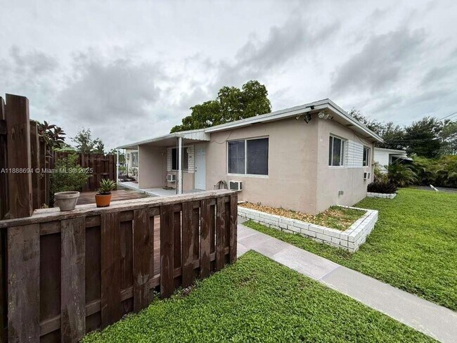 Building Photo - 1049 SW 3rd St Unit 1