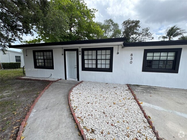 Building Photo - 830 SW 6th St Rental