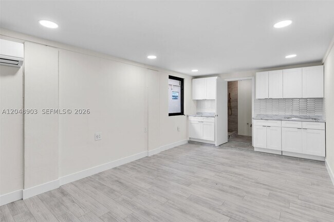 725 SW 1st St Unit 1