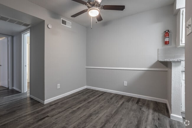 2 habitaciones, 1,5 baños - 900 pies cuadrados - Comedor - Northlake Manor Apartments