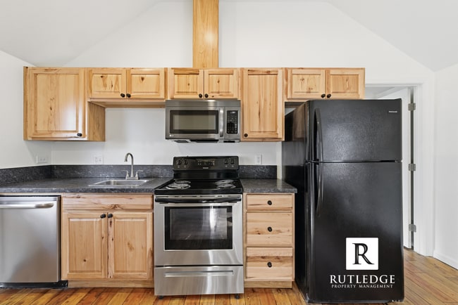 Building Photo - Cozy 2 Bedroom, 1 Bath in the Heart of Medford