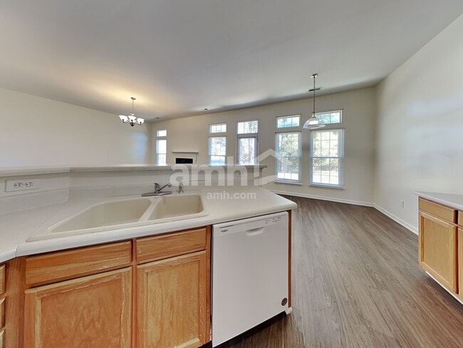 Photo - 127 Bathurst Ln