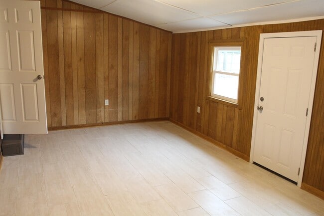Photo - 135 Miller St NW