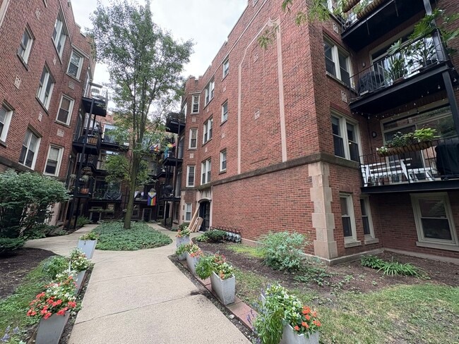 Building Photo - 1649 W Pratt Blvd Unit 1A